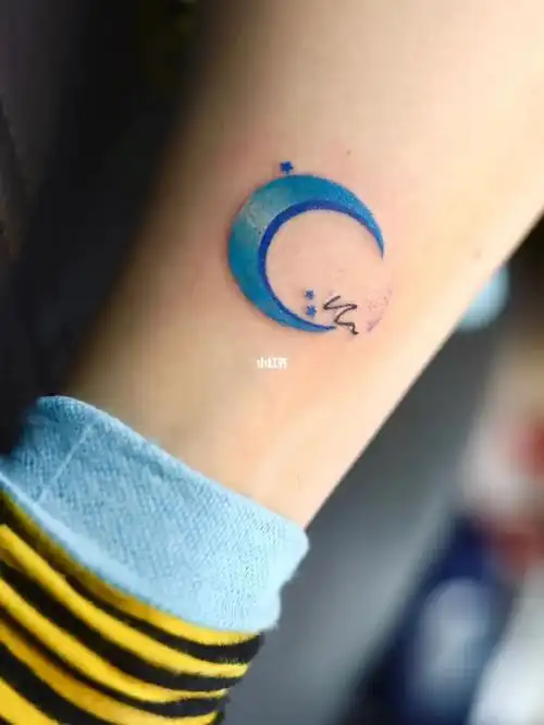 杨卓刺青月亮纹身