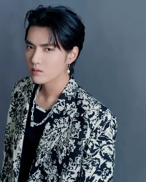 吴亦凡廓形印花风衣帅气写真图片610