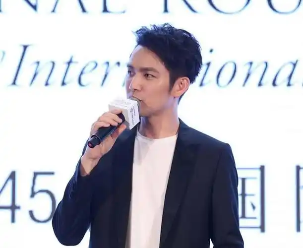 钟汉良黑色西装帅气亮相 尽显成熟男人魅力