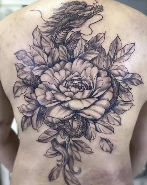 素花与龙纹身图片_背部几何新传统纹身图案