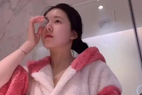 赵露思分享卸妆视频,脸蛋怼着镜头,这皮肤状态是认真的吗?