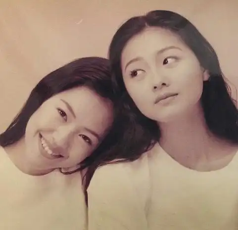 组年轻时与姐姐大s的合影,从照片来看的话,当时大小s应该正值青春年纪