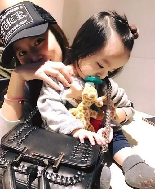 准妈妈林心如抱孩子的感觉都不一样了