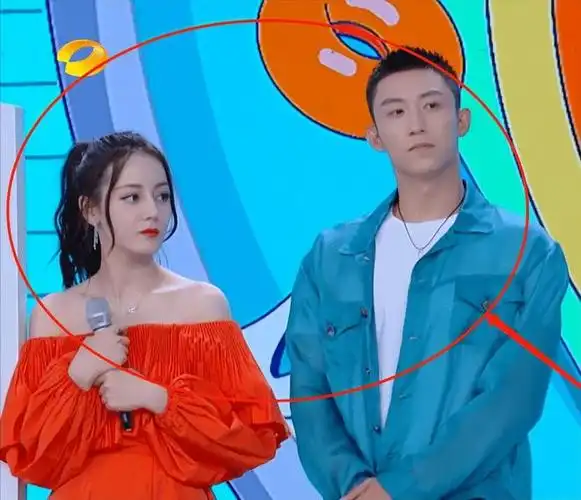 迪丽热巴陷怀孕风波疑似将去国外待产孩子父亲成谜