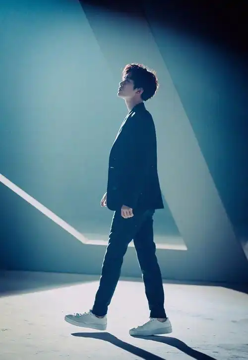 易烊千玺晒华为花絮照,光影下展现完美侧颜杀,引粉丝狂舔屏