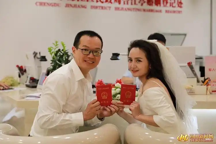 锦江区合江亭婚姻登记处,一对刚刚领证的新人展示自己的结婚证 (2)