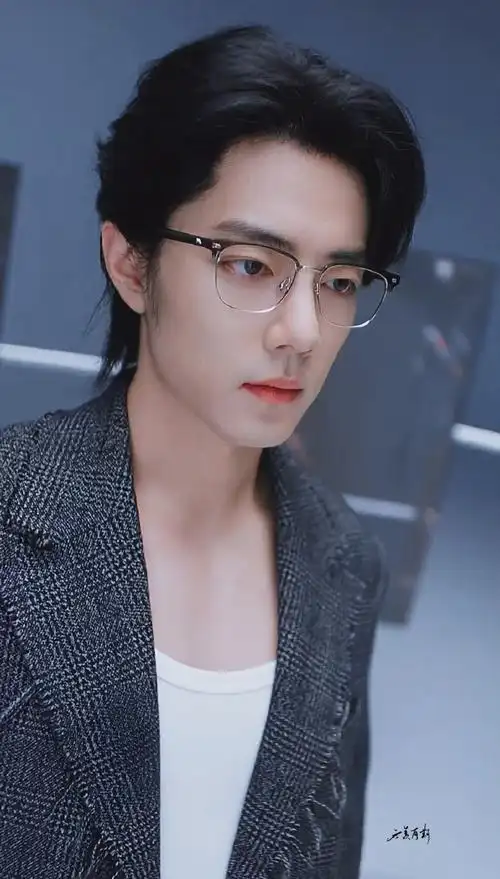 肖战##肖战黑方框眼镜##肖战白t自拍