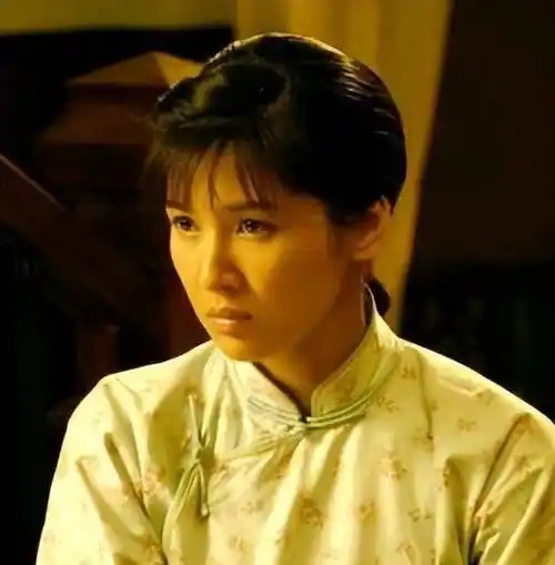 凭借《亮剑》一夜成名,却因拒绝陪酒被雪藏,如今负债累累_童蕾_表演