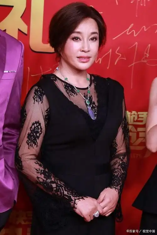 一片嘲讽的声浪涌向刘晓庆,当她在微博上推广自己的最新电影《冰雪