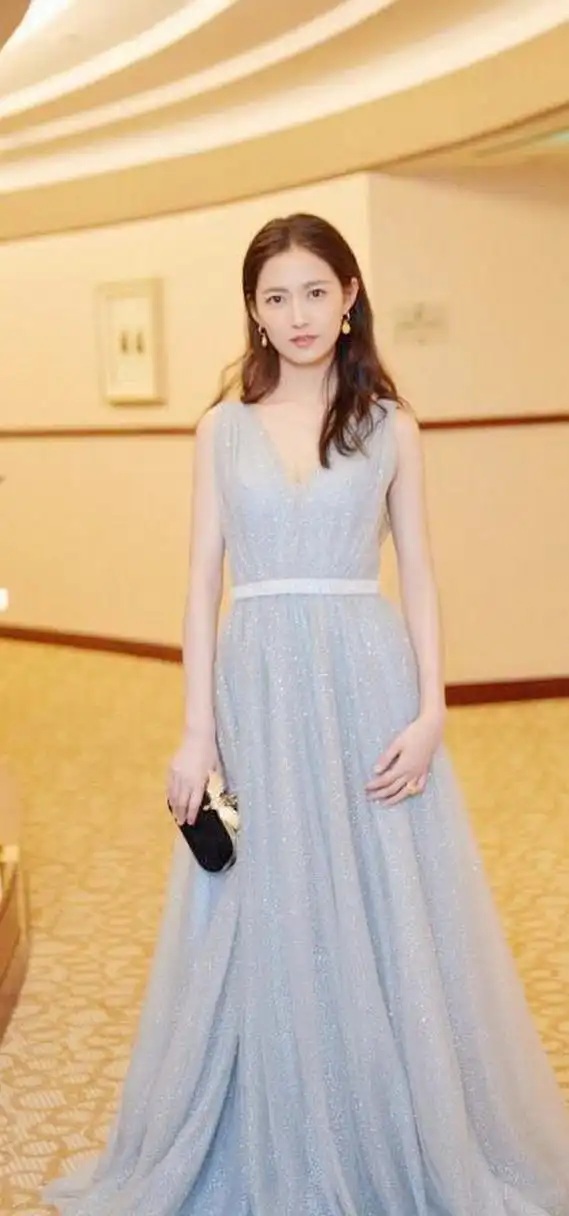 陈钰琪,蓝色v领连衣裙,露出性感蜜脸