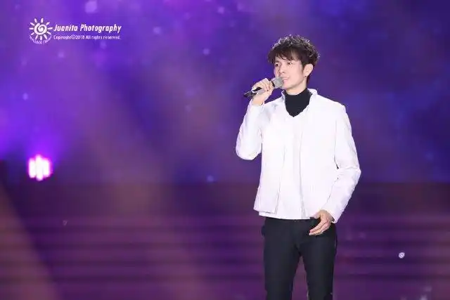 钟汉良首次登上华人春晚 深情演唱《何以爱情》