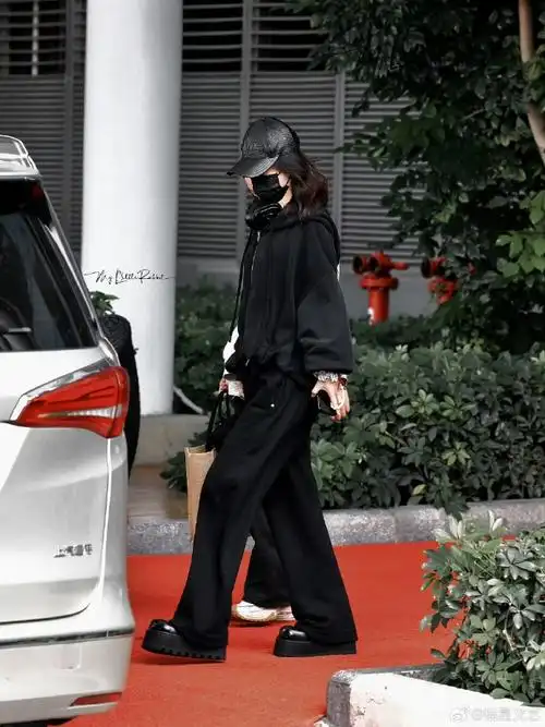 赵丽颖到达广州了##赵丽颖机场allblack