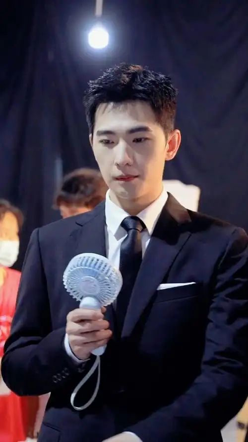 杨洋黑西装白衬衫