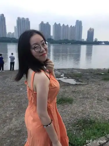 我自己161cm 110斤 其实胖不胖没那么重要的 自信的女孩子最好看 加油