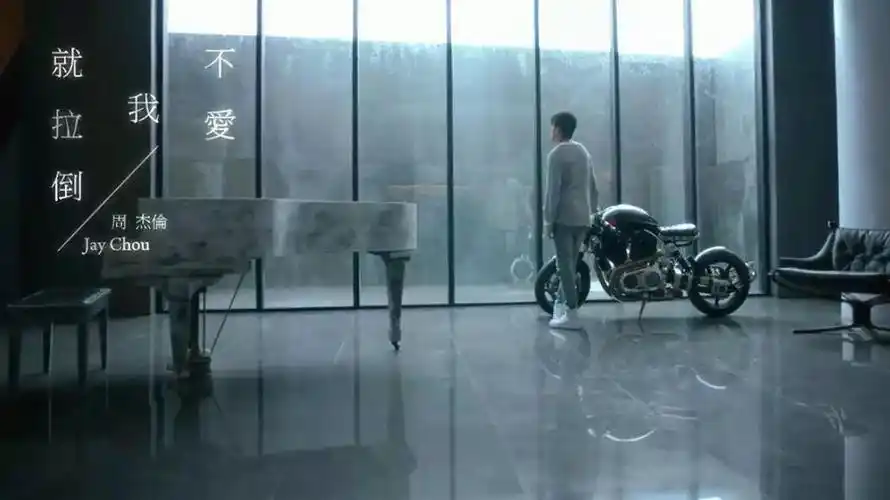 已经是一年零四个月之前的事情了;距离上一张专辑《周杰伦的床边故事