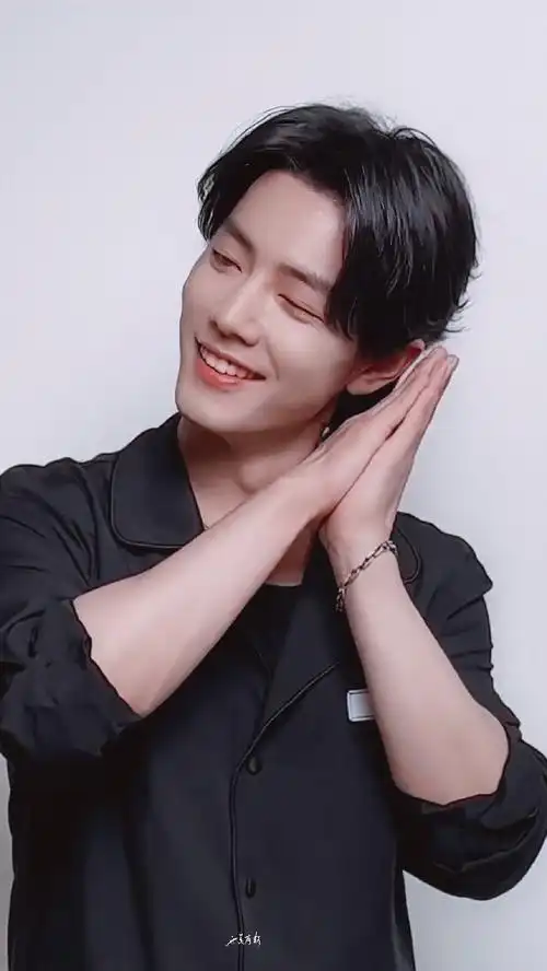 肖战##日常见肖战#斯文可爱又有一丢小害羞,另外中间直视是个啥子