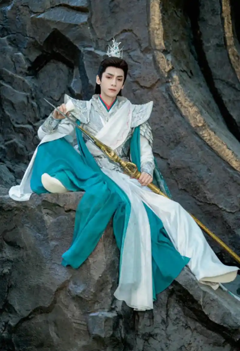 罗云熙《长月烬明》新剧照,白衣造型好帅气!