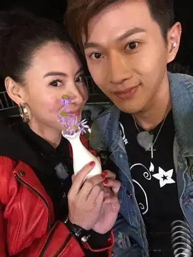 张柏芝公开新男友,引发网友热议