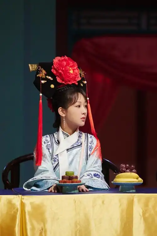 杨紫萌探探探案清宫造型上线梦回还珠探寻真相