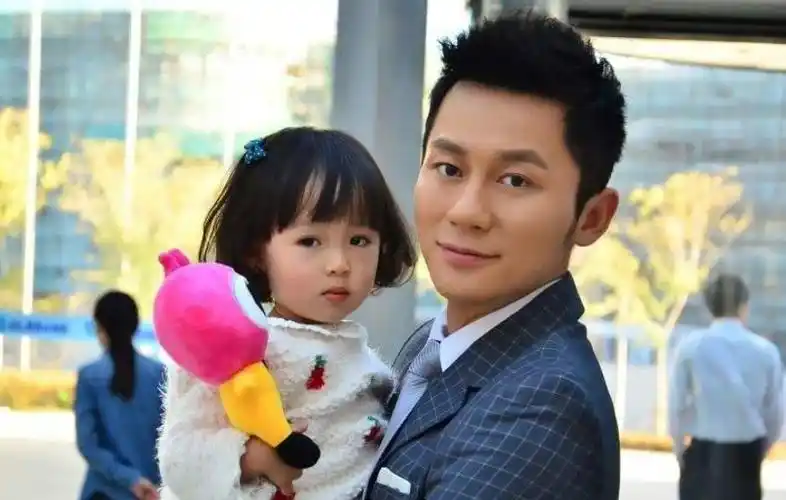 李晨发文官宣:1岁啦,孩子超像妈妈!网友:藏的真够深的!