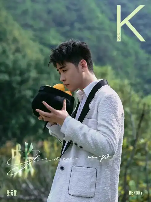 张云雷邂逅岁月大片#张云雷超话最新杂志大片!