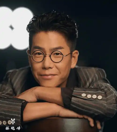 原创51岁香港男艺人内地人气急升被封宝藏歌手前妻不舍送别18岁儿子