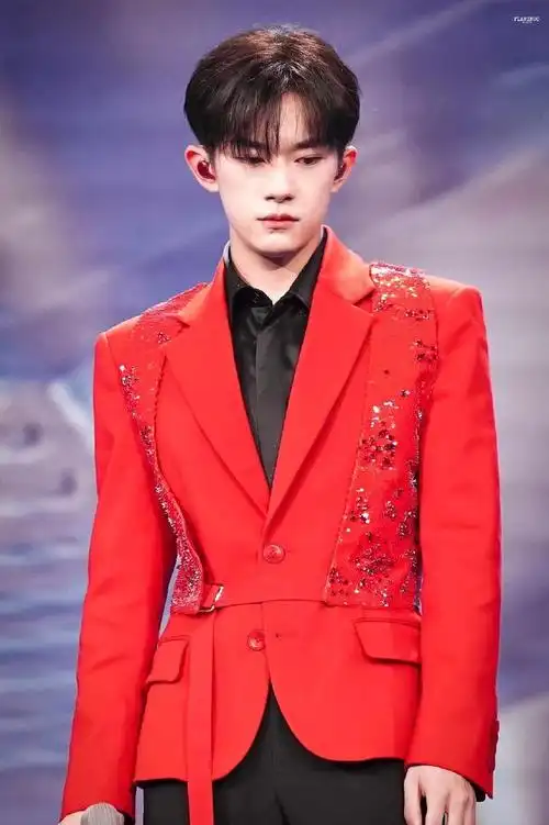 易烊千玺壁纸:最喜欢穿红衣服的千千了,喜气洋洋的千总真好看啊