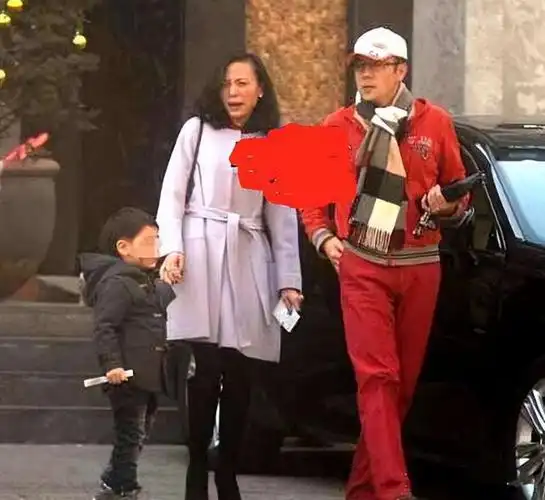 作为著名歌手和演员蔡国庆,他的婚姻状况一直备受外界关注.