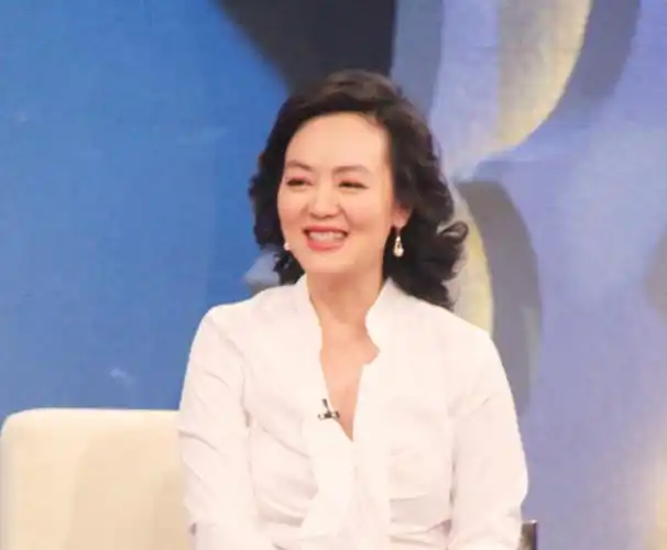 她是央视比倪萍周涛还早的主持人,不曾大火却一直被很多观众记得
