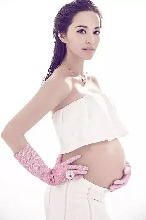 吃鲸| "新晋辣妈"林心如微博晒大肚照,众女星的孕期写真谁最美?