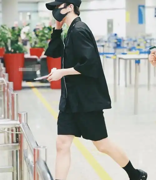 蔡徐坤实力演绎娘炮造型现身机场穿裙子