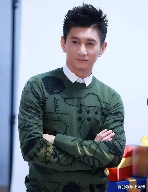 53岁吴奇隆带儿子逛商场,5岁步步可爱帅气,刘诗诗公公罕见现身