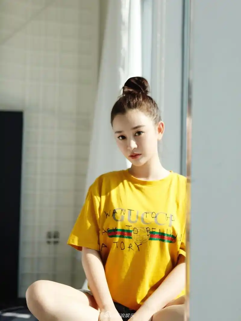 组图:陈昱霖异国街拍写真 丸子头时尚减龄_新浪网