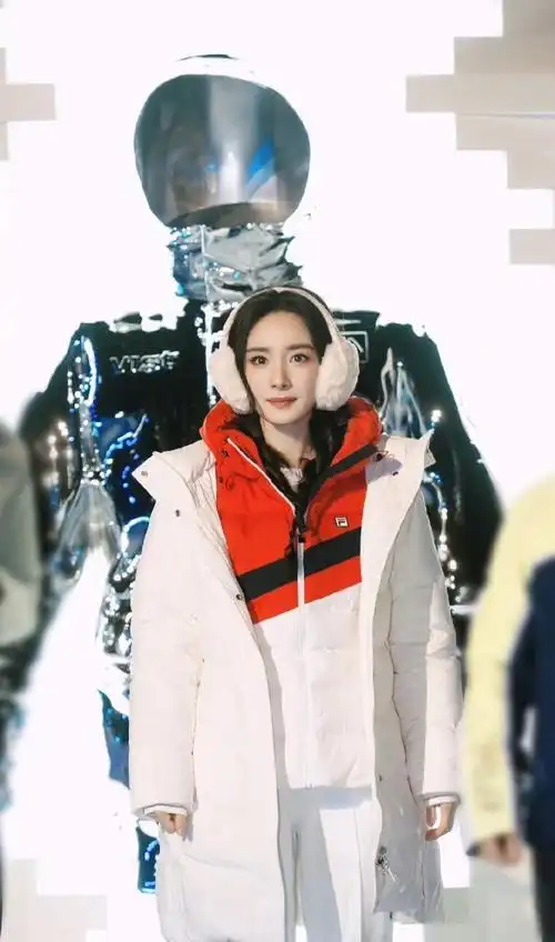 杨幂今天出席#fila极光滑雪秀#的羽绒服叠穿 拳击辫 毛绒耳罩造型