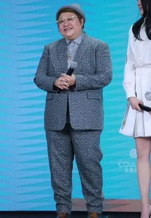 韩红瘦出轮廓美!