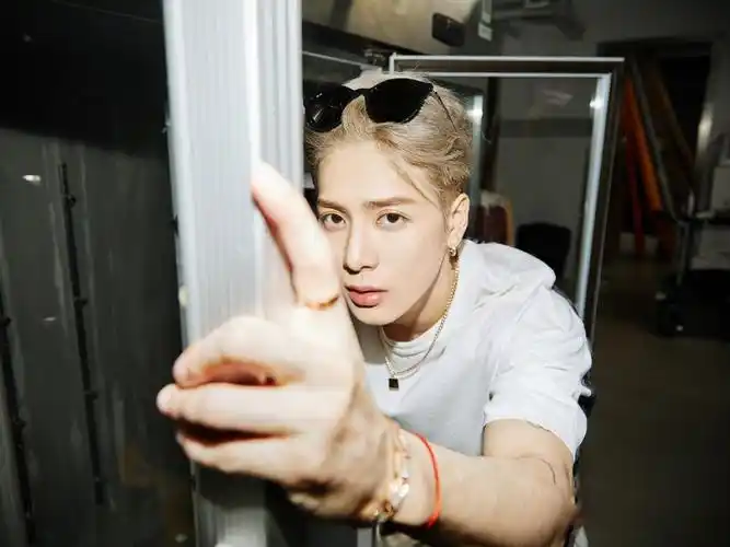 原创王嘉尔晒最新发型身穿白色t恤金色短发个性十足获林俊杰大赞