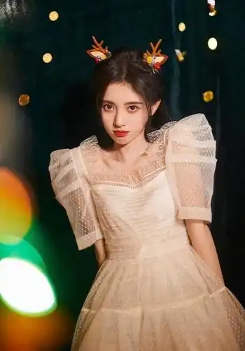 鞠婧祎参加活动,身材格外优雅,粉丝被她的坐姿吸引!