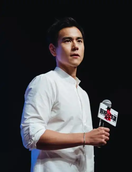 彭于晏穿着白色衬衫似少年,下半身却是穿错衣服,图案实在尴尬!