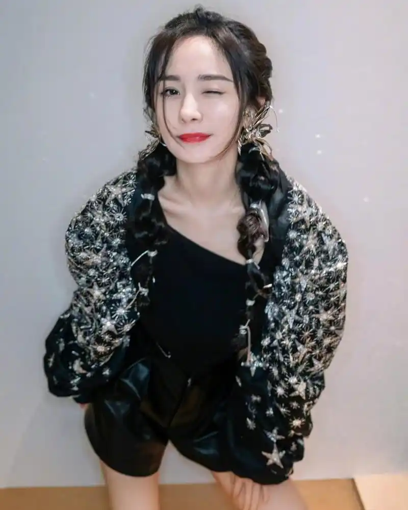 杨幂的卖萌嘟嘟嘴剪刀手"六连拍",元气活力满满,美成少女