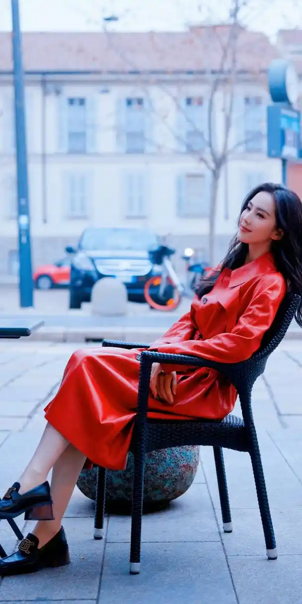 刘诗诗红色皮风衣米兰街拍,人行交错漫步街头,尽显摩登温柔