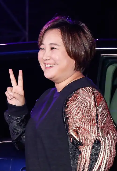 贾玲一身休闲装素颜走机场,对着镜头比耶,都笑出来小梨涡了_腾讯新闻