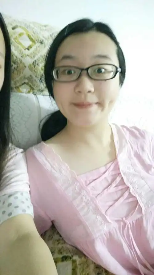 以前是1250度的高度近视,眼镜是传说中的啤酒瓶底.