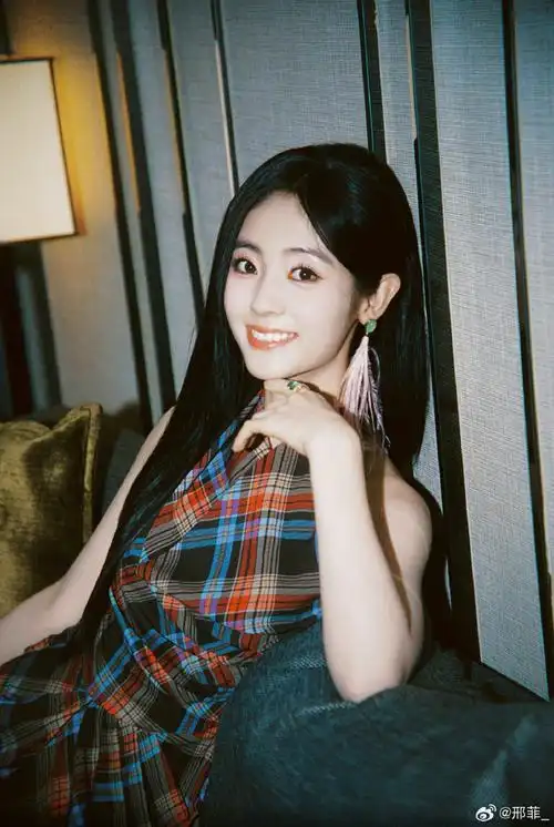 邢菲羽毛耳环##邢菲挂耳粉羽