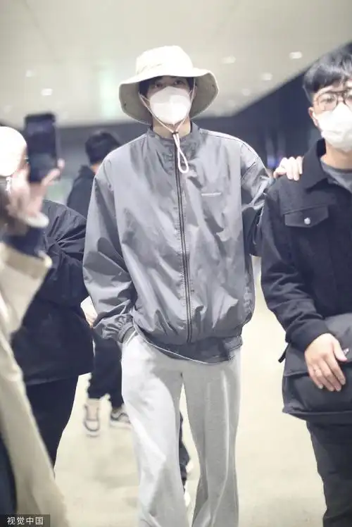 组图:宋威龙穿灰色运动夹克现身机场 戴宽檐帽时尚帅气有型
