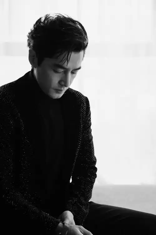 初为人父的胡歌真的不一样,参加活动好绅士,40岁愈发成熟迷人_父亲