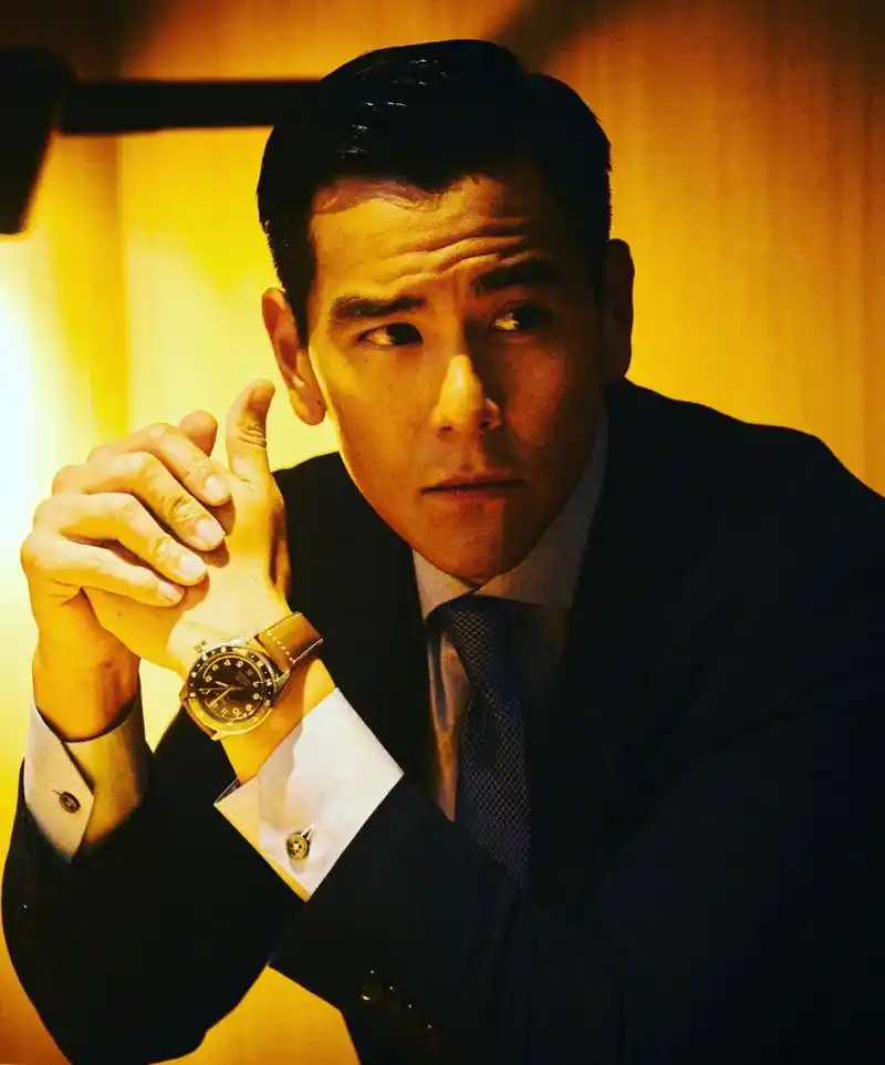 彭于晏西装造型营业照,上演光与影的碰撞,氛围感满满!41岁的彭于晏状