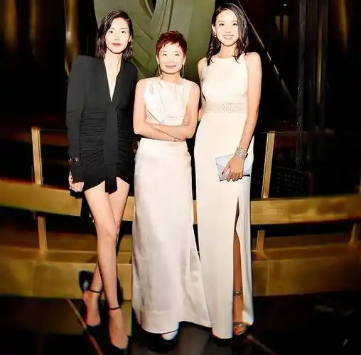 张梓琳真有前辈的气场,和刘雯同框看出优势,气质真不一样