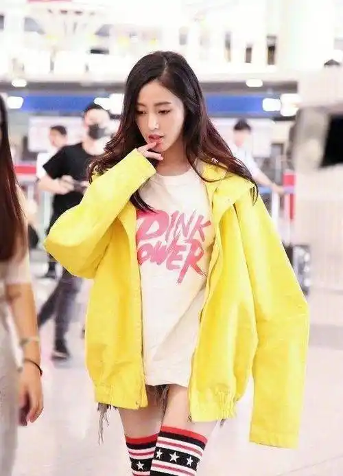 张天爱现身机场微露双肩尽显纤细好身材俏皮与帅气并存_网友_西服