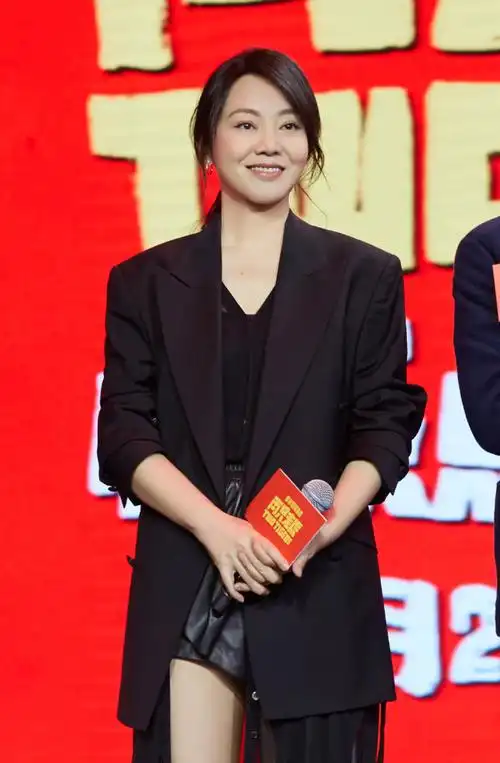 闫妮简直"越老越迷人",穿条纹西装配短裤,又a又飒女人味十足