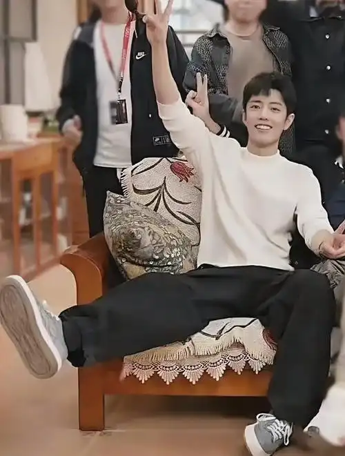 王琳晒《骄阳伴我》杀青合照,沙发太矮,肖战可爱比耶脚无处安放-度小